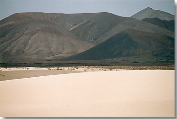 Dünenlandschaft vor den Vulkanbergen
