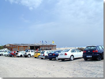 Parkplatz und Strandbar