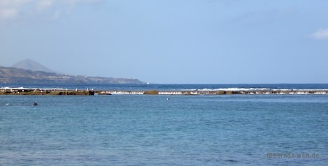 Das vorgelagerte Riff schützt den Strand