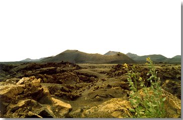 Lavafeld und Vulkankrater