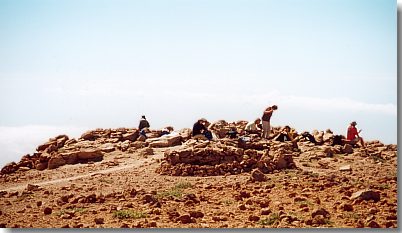 Gruppe von Wanderern auf dem Gipfel