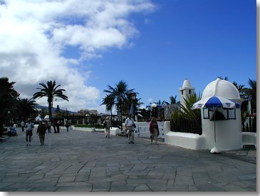 Promenade und rechts Kassenhäuschen zum Martiánez-Bad