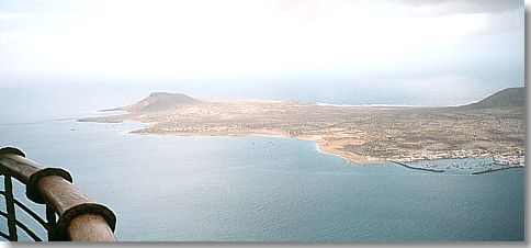 Blick auf die kleine Insel Isla Graciosa