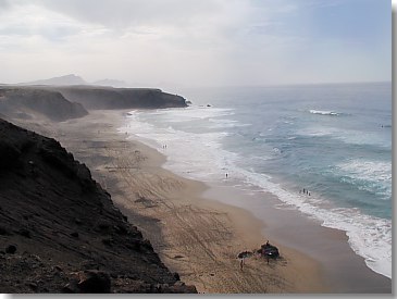 Blick in die andere Richtung des einsamen Strandes