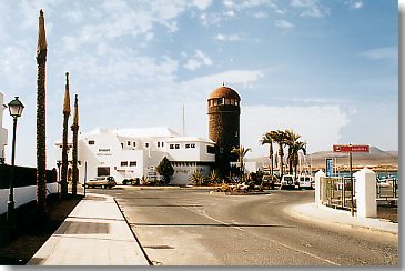 Castillo mit Jachthafen dahinter