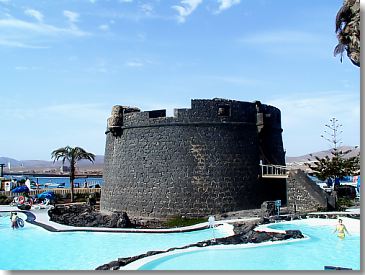 Rundturm des Castillo mit Badelandschaft