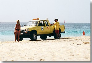 Rettungsschwimmer mit Jeep