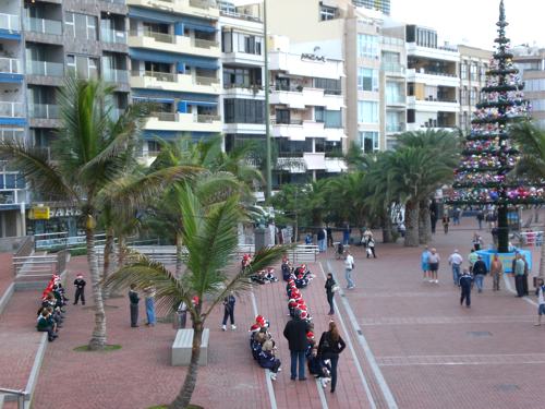 Viele kleine "Weihnachtszwerge" - Las Canteras Strand