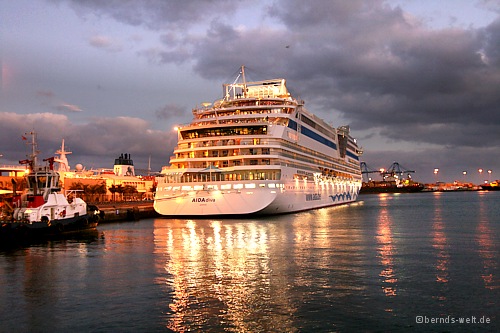 Kreuzfahrtschiff im Hafen von Las Palmas