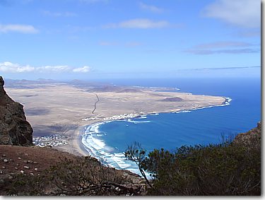 Blick auf Famara u. Feuerberge