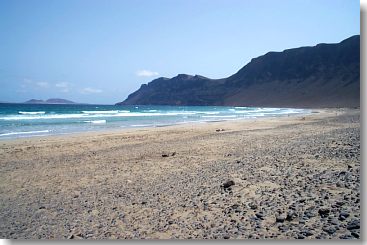 Famara Strand und Gebirge