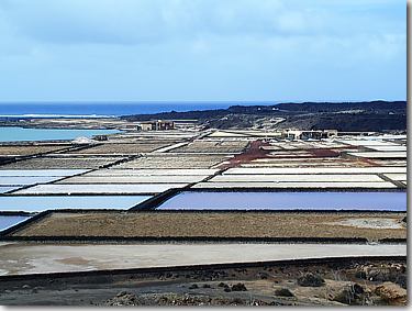 Blick über die Salinen zum Meer