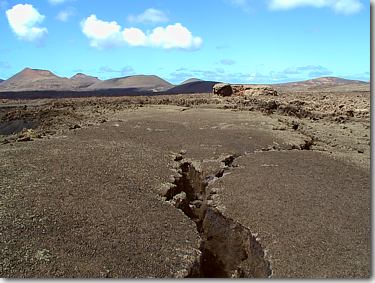 Lavafluß mit tiefer Einbruchsspalte