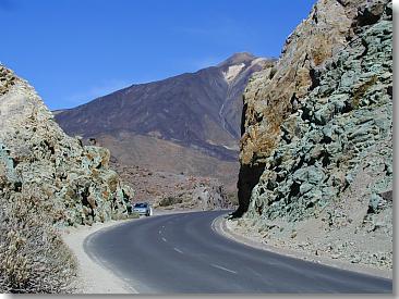 Blaugrünlich schimmernde Felswände mit Blick auf den Teide