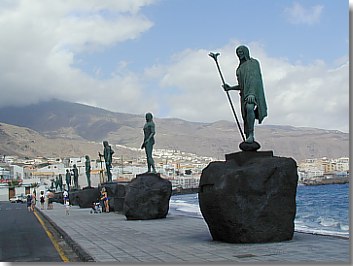 Sculpturen der Guanchenkönige direkt am Strand