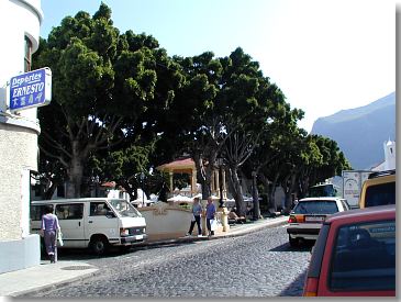 Durchgangsstraße und Plaza