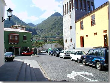 Auf den Stufen vor der Kirche von Los Silos