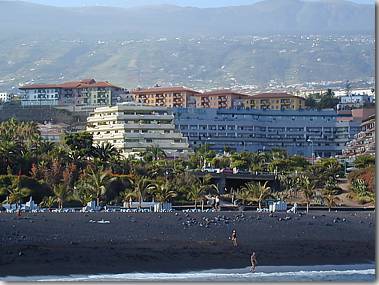 Gleich hinter dem Strand liegen große und kleine Hotels